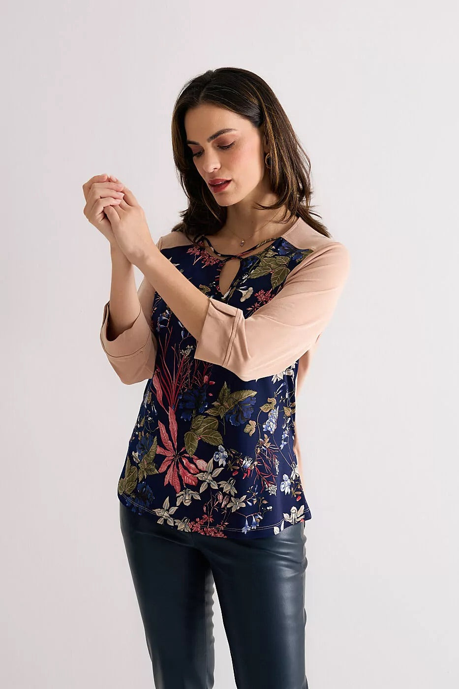 BLUSA ESTAMPADA COM DETALHE