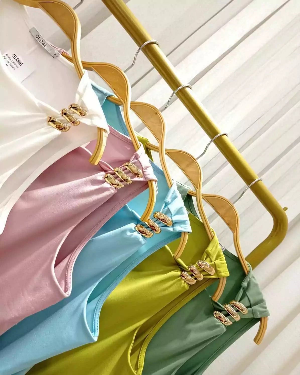 BLUSA REGATA COM DETALHE EM METAL DOURADO
