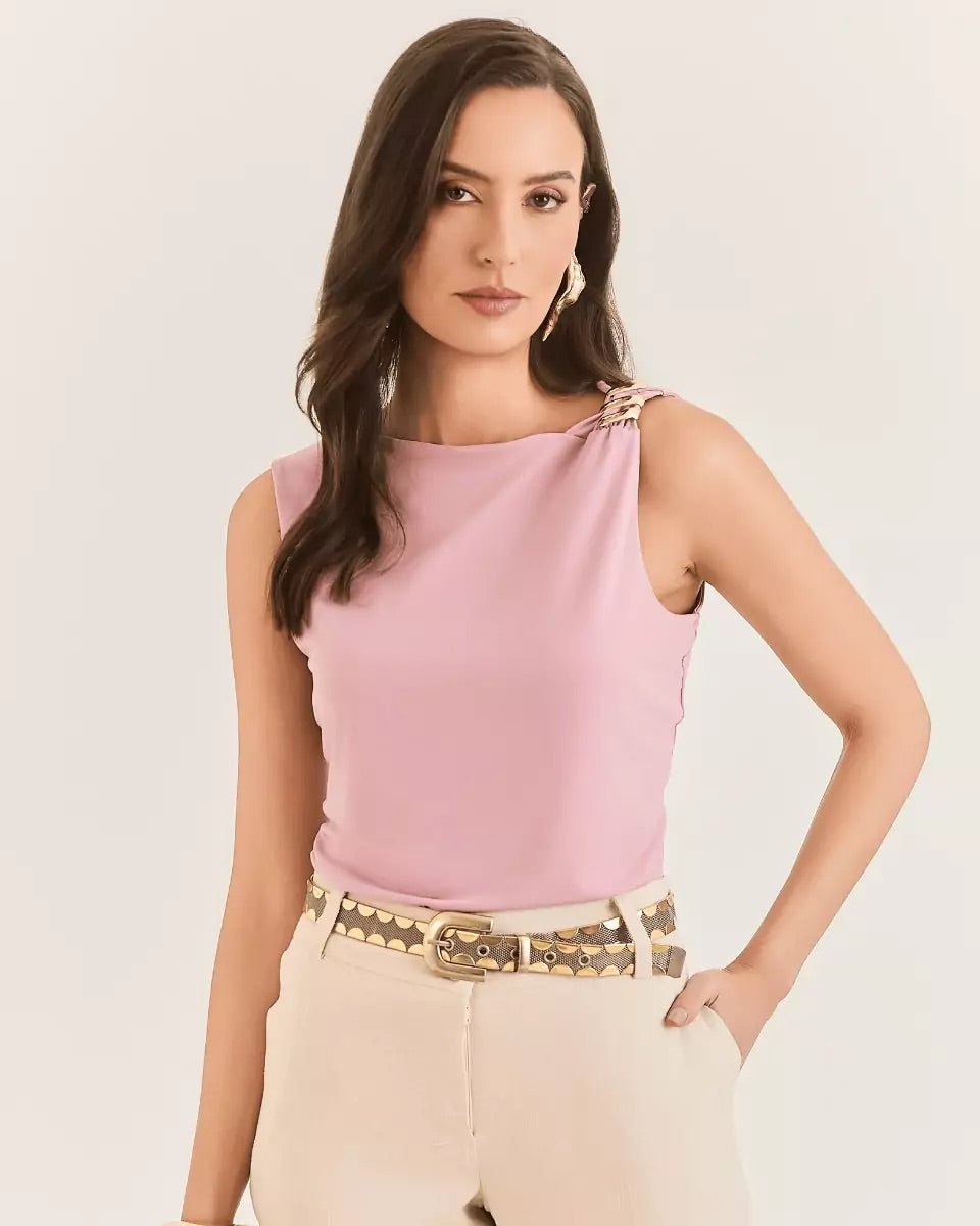BLUSA REGATA COM DETALHE EM METAL DOURADO