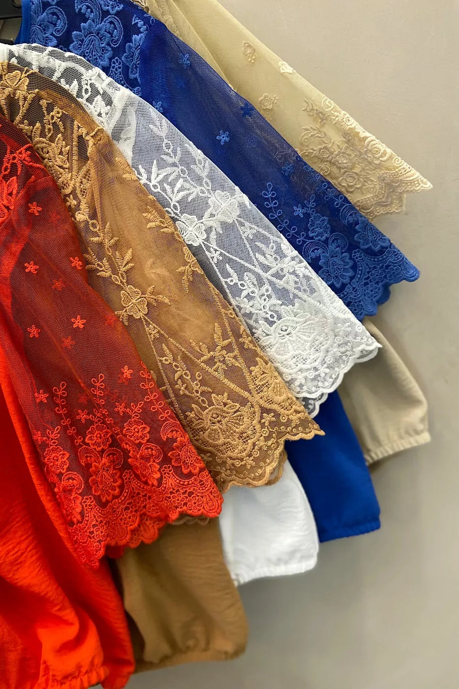 BLUSA COM DETALHE DE RENDA