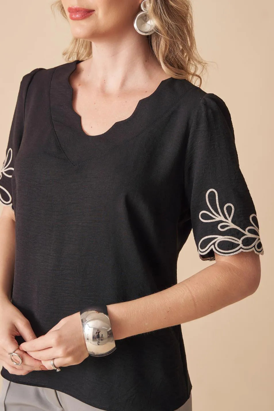BLUSA V ONDAS MANGA BORDADA