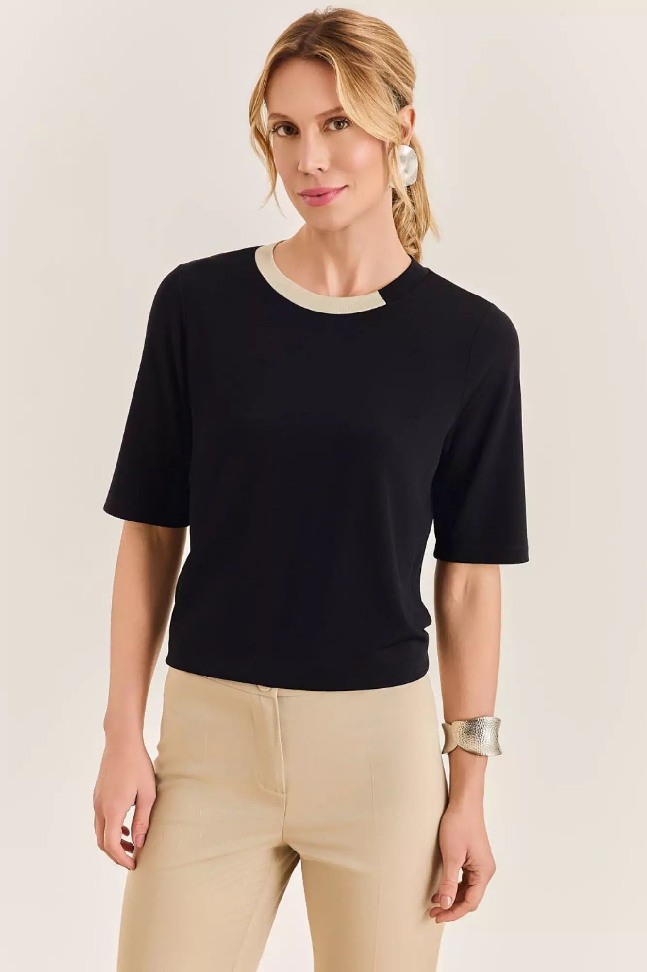 BLUSA T-SHIRT C/ DETALHE NA GOLA