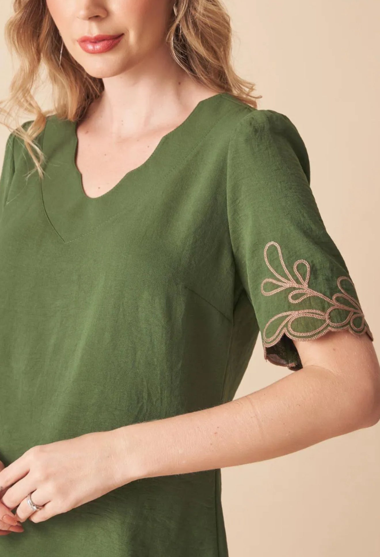 BLUSA V ONDAS MANGA BORDADA