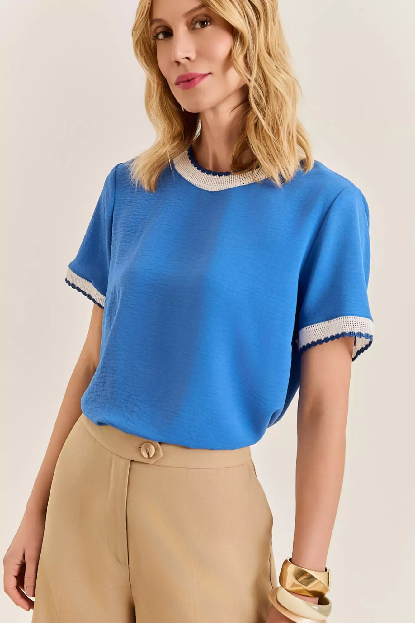 BLUSA C/ DETALHE RETILÍNEO NA GOLA