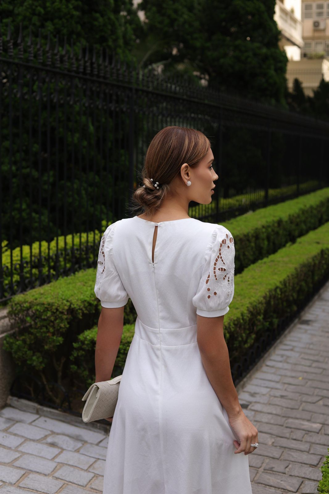 VESTIDO LISO COM MANGA BORDADA