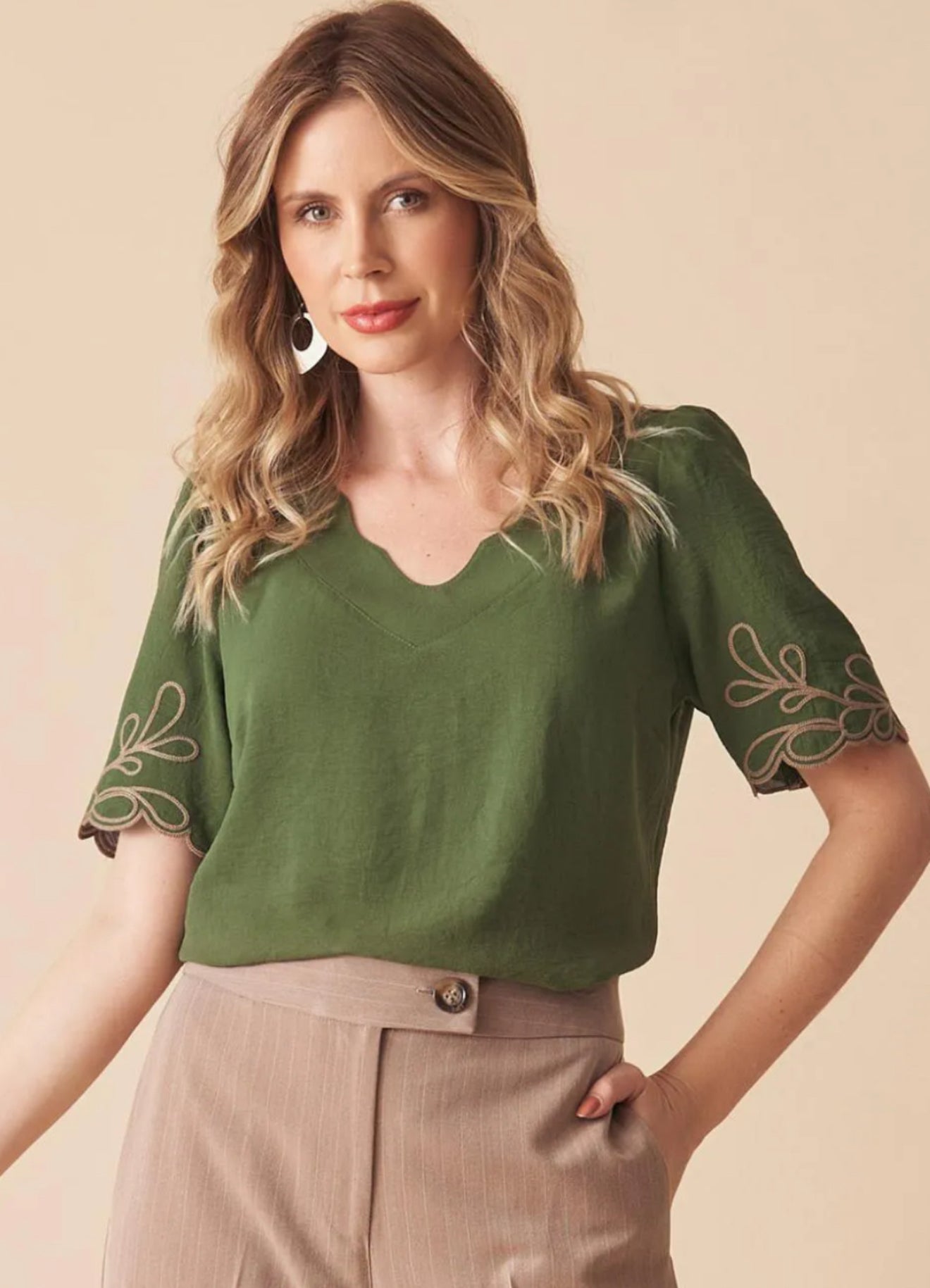 BLUSA V ONDAS MANGA BORDADA