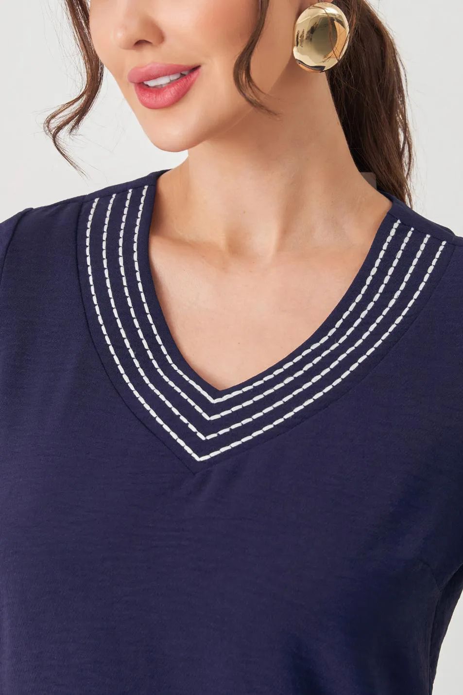 BLUSA V PESPONTO BORDADO