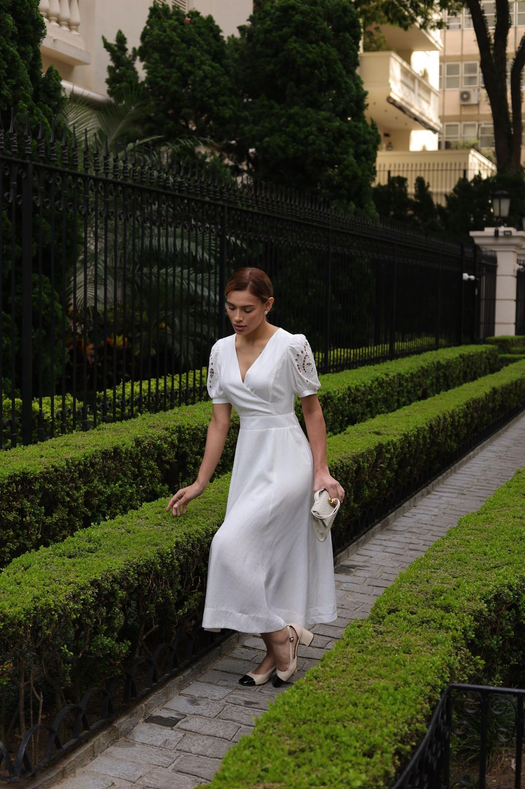 VESTIDO LISO COM MANGA BORDADA