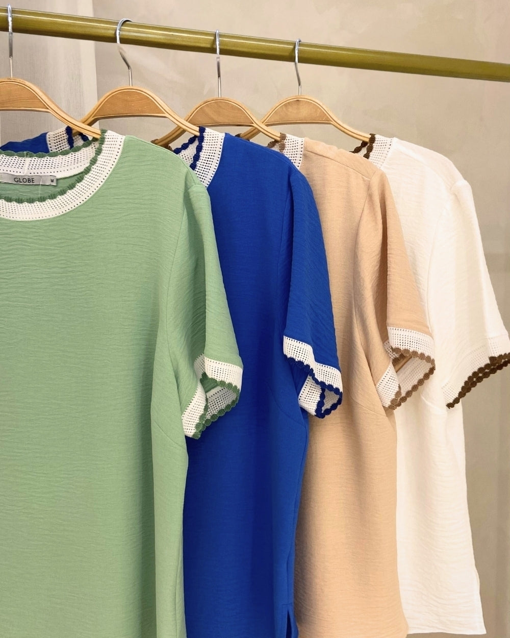 BLUSA C/ DETALHE RETILÍNEO NA GOLA