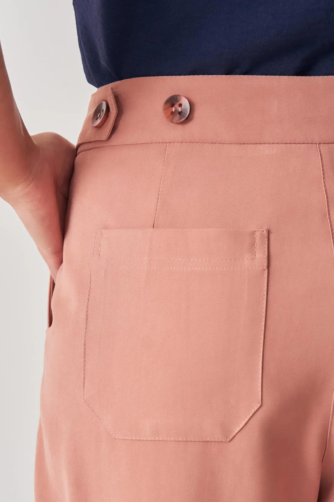 CALÇA CÓS BOTÕES LATERAIS