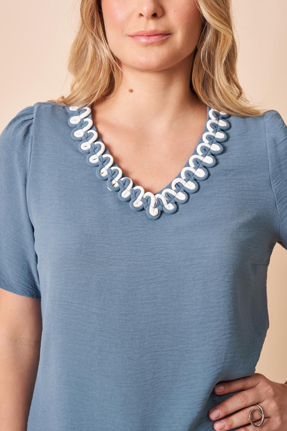 BLUSA DECOTE V COM ROLOTÊS CONTRASTE