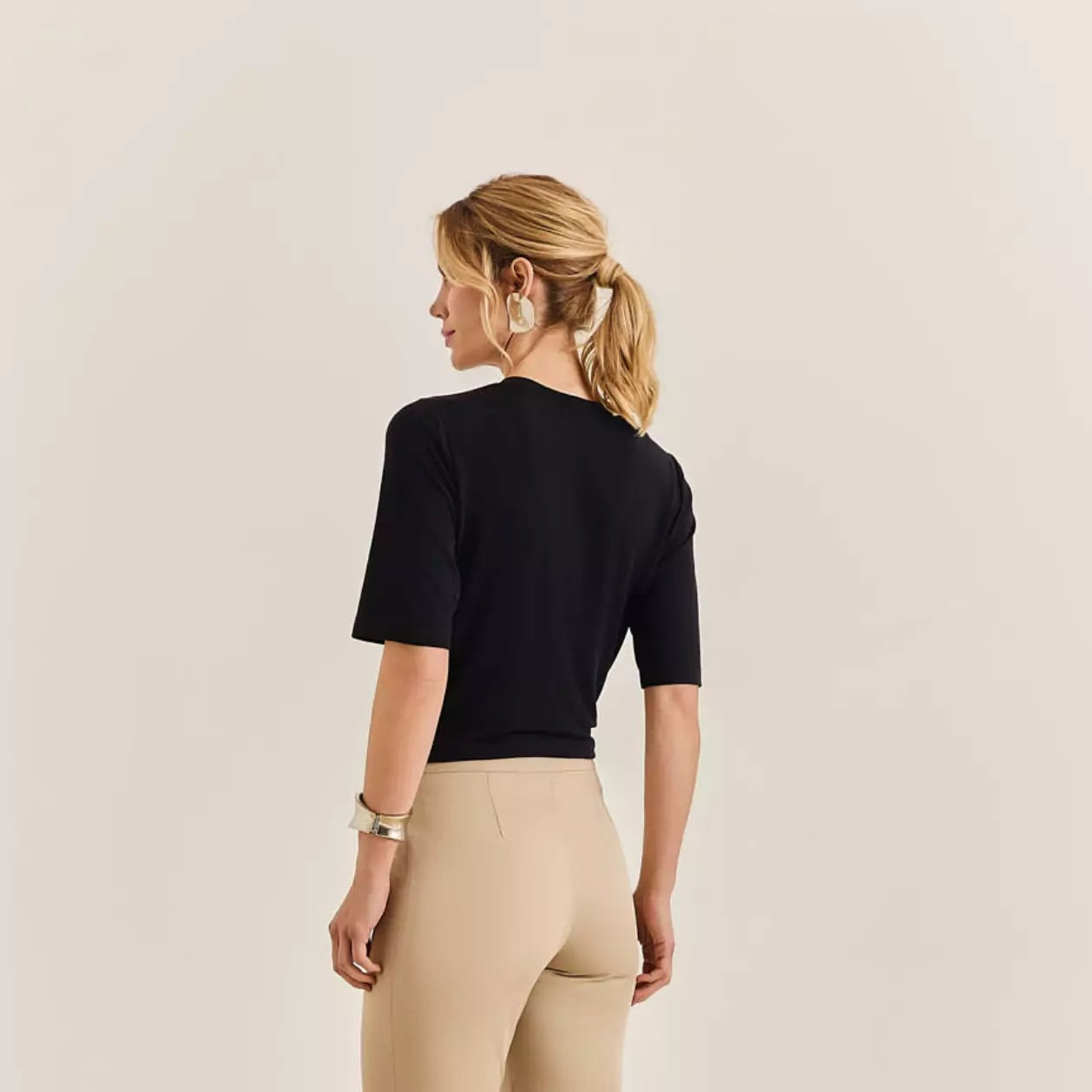 BLUSA T-SHIRT C/ DETALHE NA GOLA