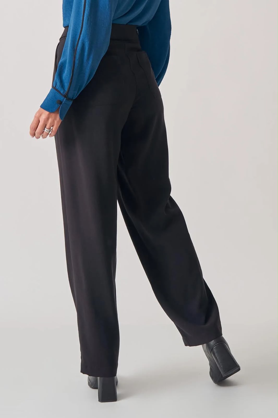 CALÇA CÓS BOTÕES LATERAIS