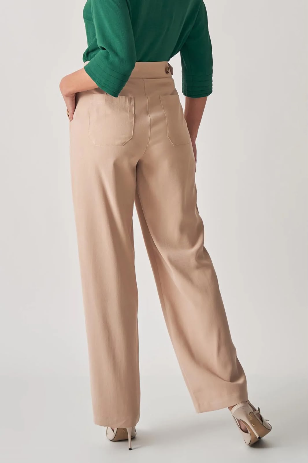CALÇA CÓS BOTÕES LATERAIS