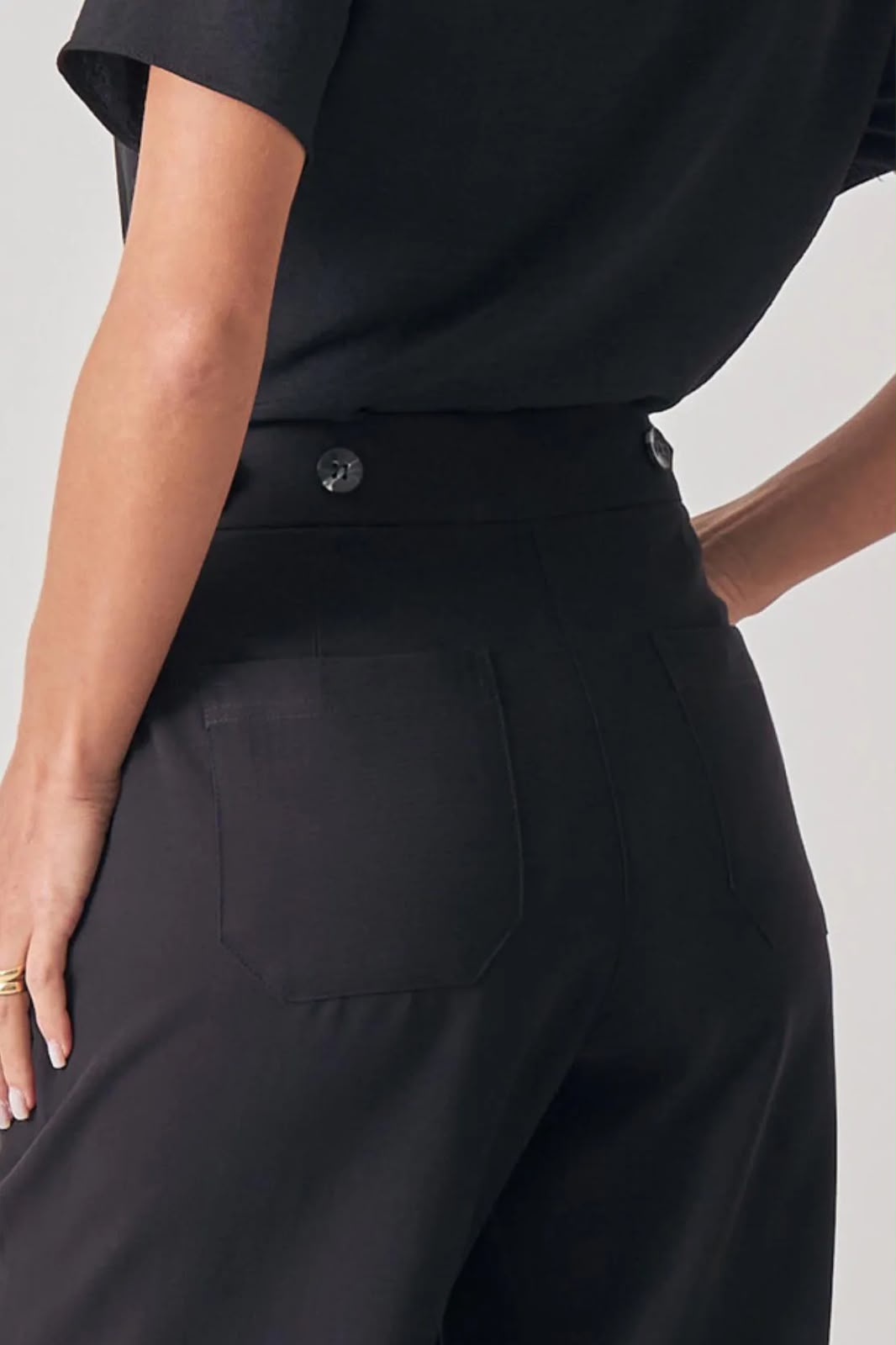 CALÇA CÓS BOTÕES LATERAIS