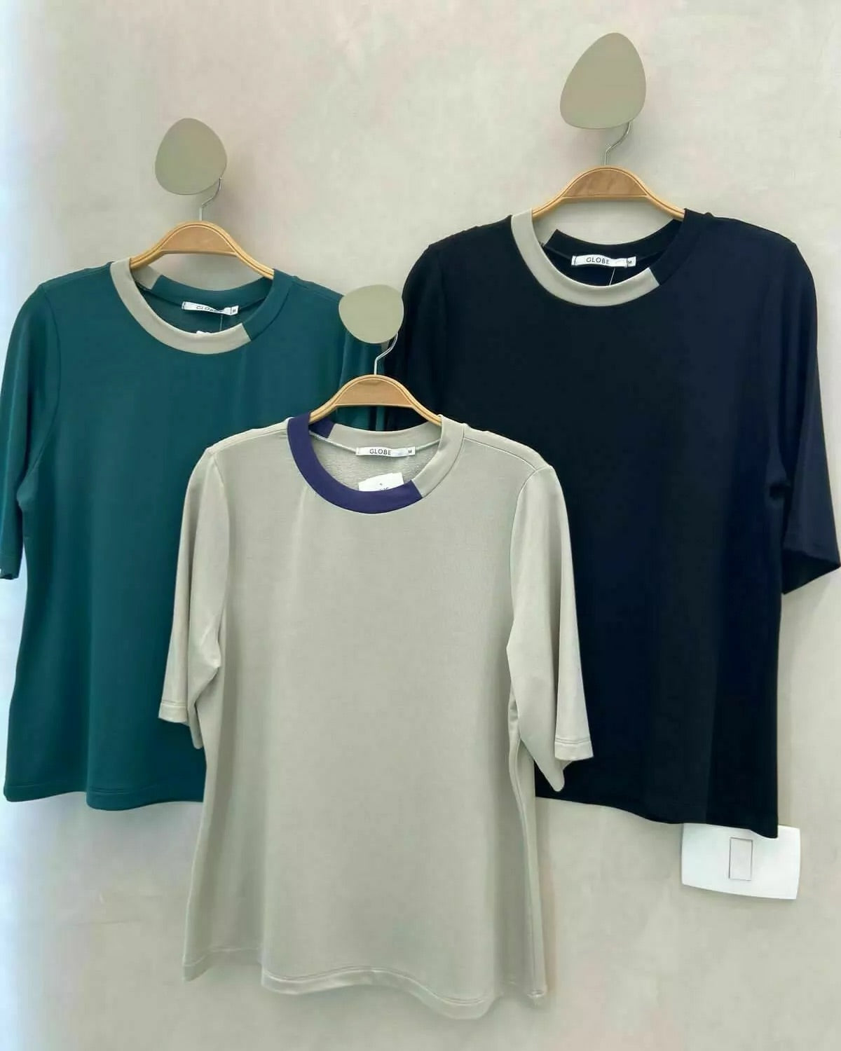 BLUSA T-SHIRT C/ DETALHE NA GOLA