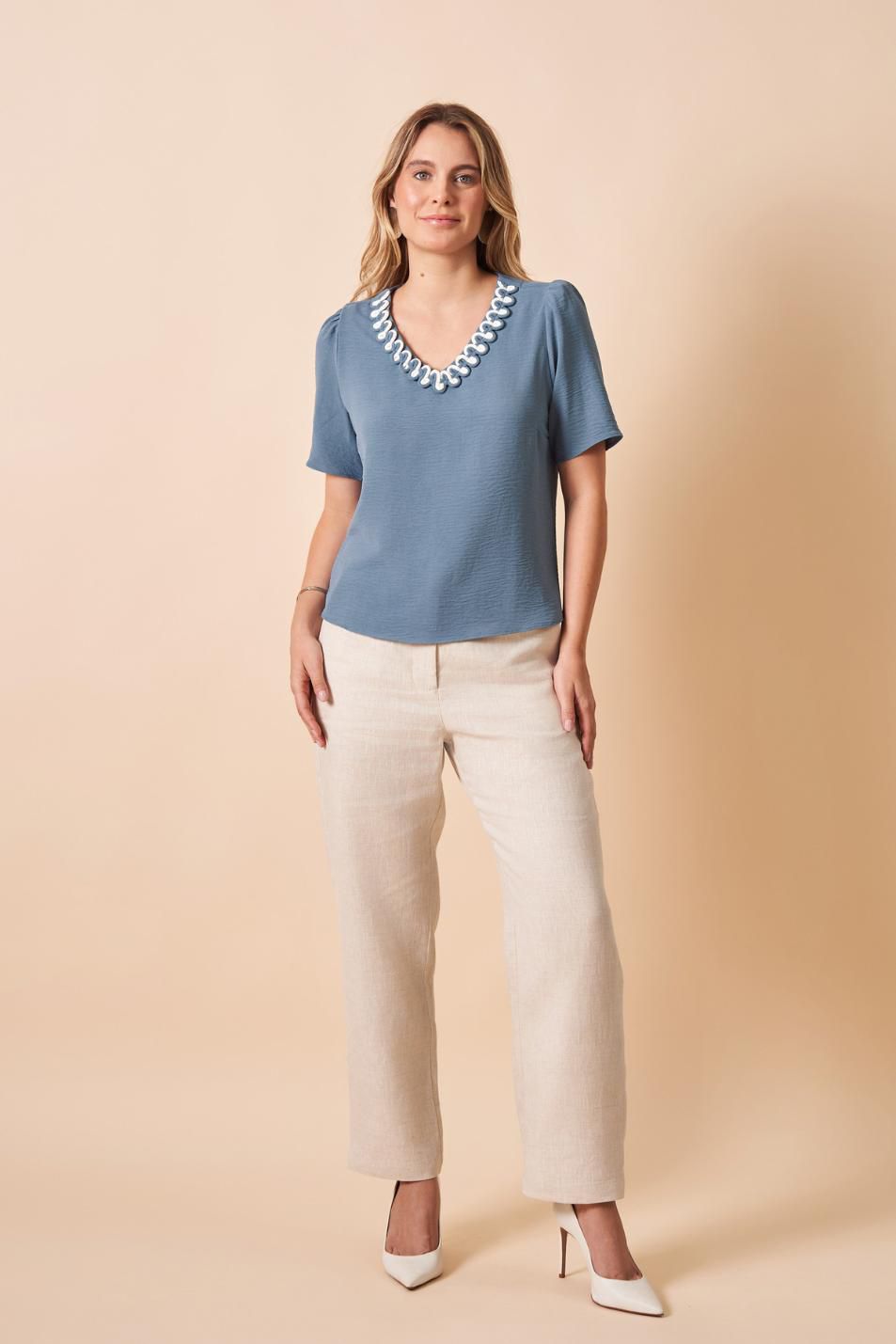 BLUSA DECOTE V COM ROLOTÊS CONTRASTE