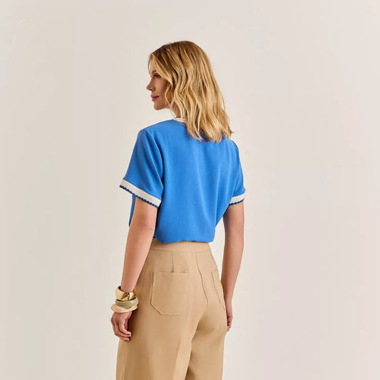 BLUSA C/ DETALHE RETILÍNEO NA GOLA