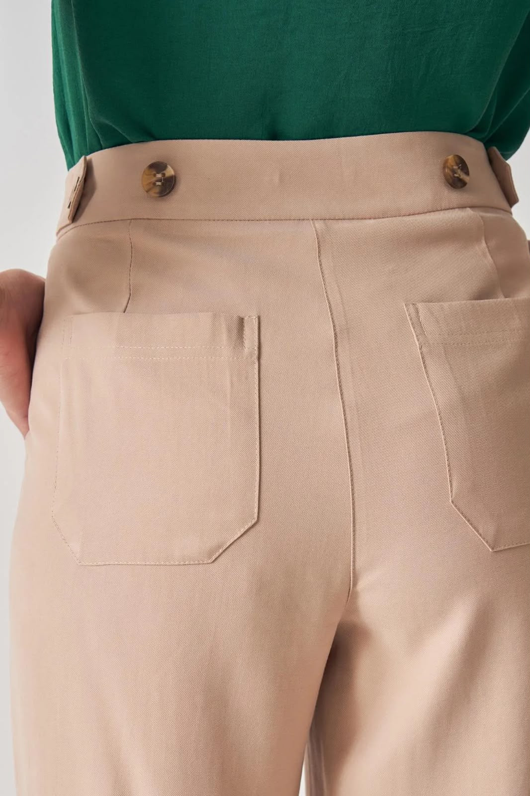 CALÇA CÓS BOTÕES LATERAIS