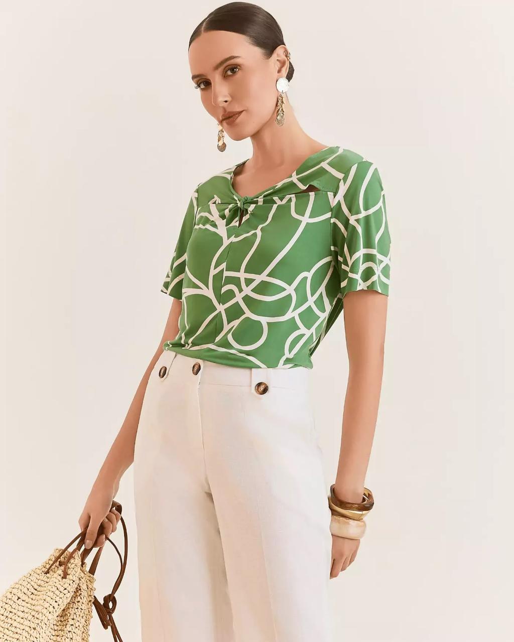 BLUSA DE MALHA  C/ ESTAMPA E DETALHE NO COLO
