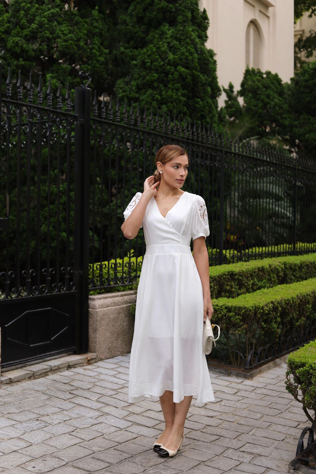 VESTIDO LISO COM MANGA BORDADA